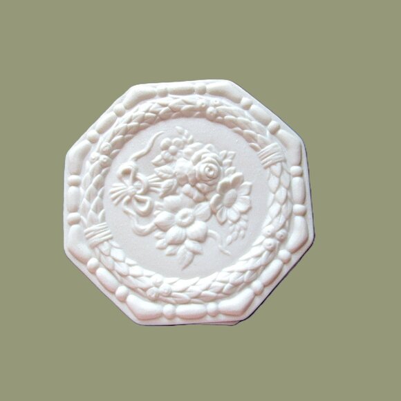 Antique Porcelain creme Bisque lidded trinket box 4"x4" wide (10cm)x2"(5cm) high - Picture 2 of 12